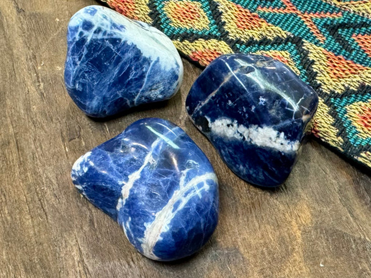 Sodalite Crystal Meaning, Benefits & Uses
