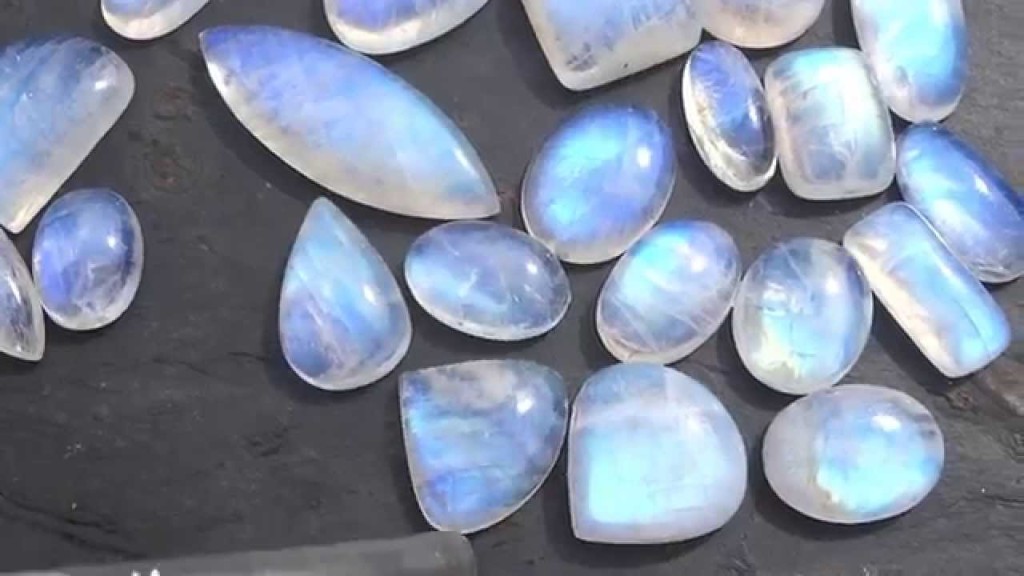 Moonstone Crystal Meaning, Benefits & Uses