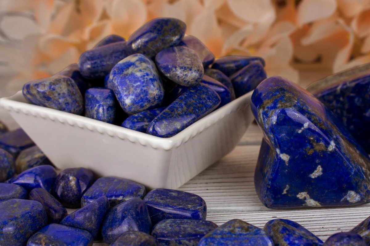 Lapis Lazuli Crystal Meaning, Benefits & Uses