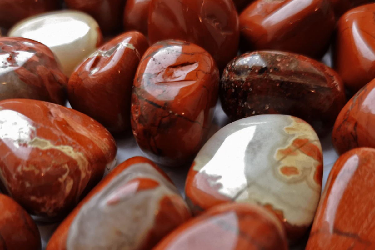 Red Jasper Crystal Meaning, Benefits & Uses